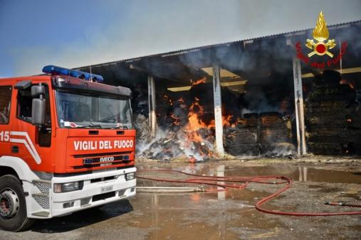 Torino, incendio in fienile, a fuoco centinaia di rotoballe a Borgaro Torinese
