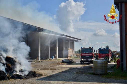 Torino, incendio in fienile, a fuoco centinaia di rotoballe a Borgaro Torinese