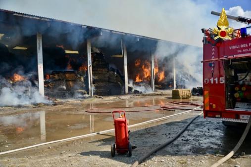 Torino, incendio in fienile, a fuoco centinaia di rotoballe a Borgaro Torinese