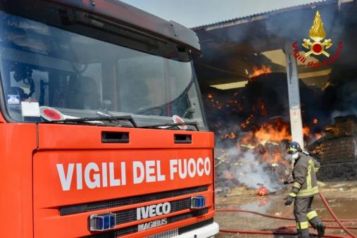 Torino, incendio in fienile, a fuoco centinaia di rotoballe a Borgaro Torinese