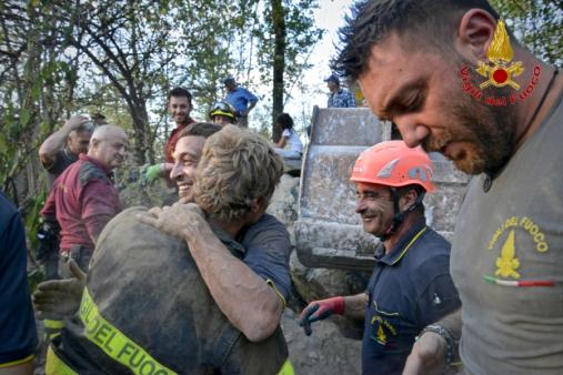 Torino, i Vigili del Fuoco portano in salvo un cane incastrato in un anfratto