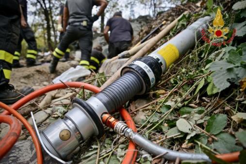 Torino, i Vigili del Fuoco portano in salvo un cane incastrato in un anfratto