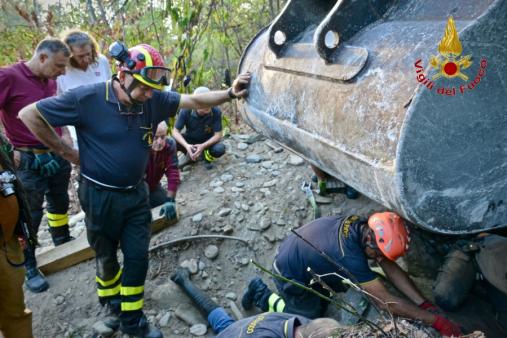 Torino, i Vigili del Fuoco portano in salvo un cane incastrato in un anfratto