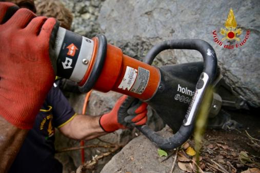 Torino, i Vigili del Fuoco portano in salvo un cane incastrato in un anfratto