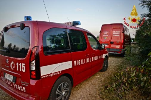 Torino, i Vigili del Fuoco portano in salvo un cane incastrato in un anfratto