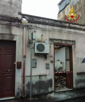 Catania, parziale crollo tetto abitazione in zona sud della città