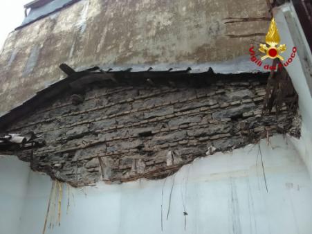 Catania, parziale crollo tetto abitazione in zona sud della città