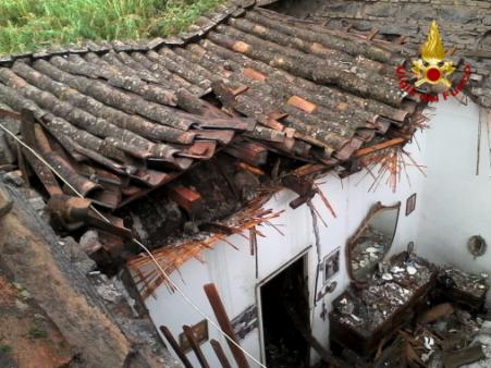 Catania, parziale crollo tetto abitazione in zona sud della città
