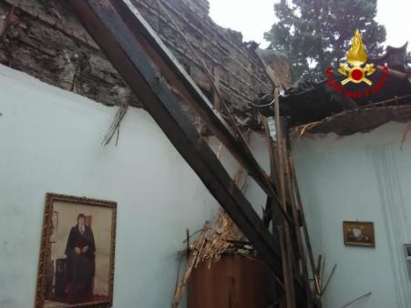 Catania, parziale crollo tetto abitazione in zona sud della città