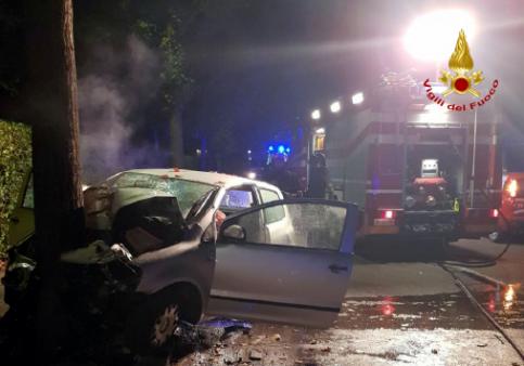Padova, i Vigili del Fuoco portano in salvo il conducente di un'autovettura in fiamme dopo un sinistro