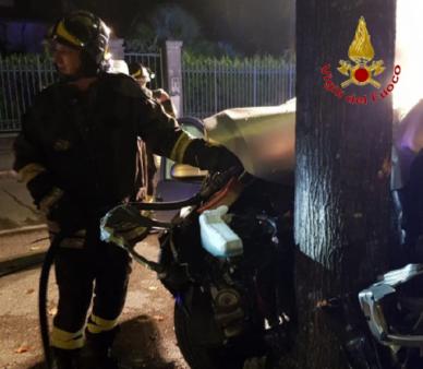 Padova, i Vigili del Fuoco portano in salvo il conducente di un'autovettura in fiamme dopo un sinistro