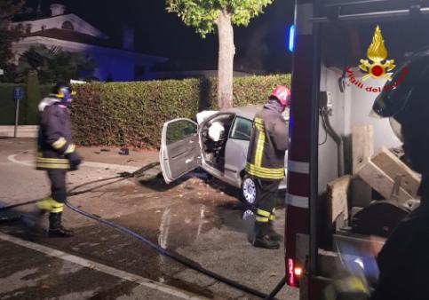 Padova, i Vigili del Fuoco portano in salvo il conducente di un'autovettura in fiamme dopo un sinistro