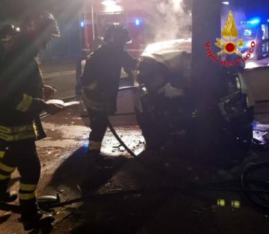 Padova, i Vigili del Fuoco portano in salvo il conducente di un'autovettura in fiamme dopo un sinistro
