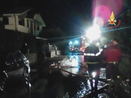 Catanzaro, i Vigili del Fuoco impegnati a fronteggiare l'emergenza maltempo