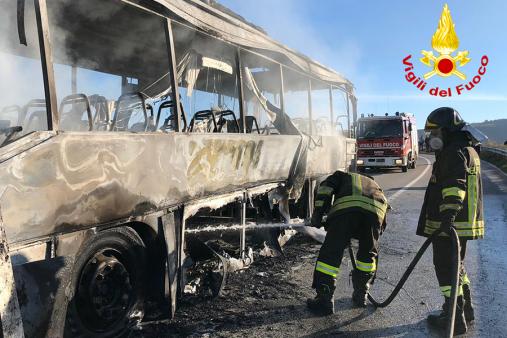 Autobus in fiamme tra Laino e Casacalenda