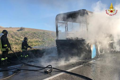 Autobus in fiamme tra Laino e Casacalenda