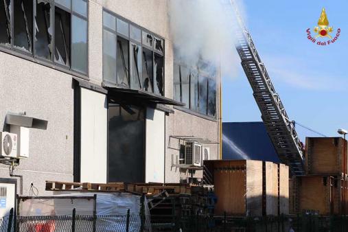 L'incendio in un'azienda di vernici a Dueville