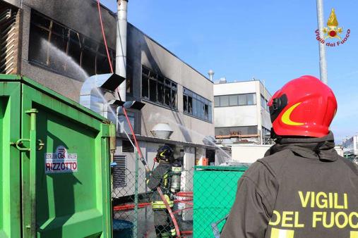 L'incendio in un'azienda di vernici a Dueville