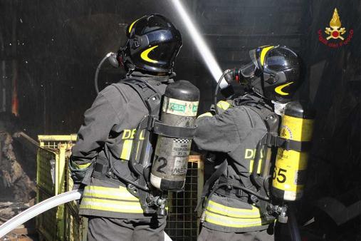 L'incendio in un'azienda di vernici a Dueville