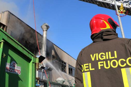 L'incendio in un'azienda di vernici a Dueville