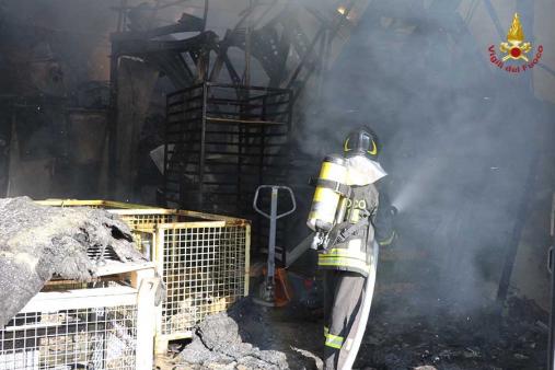 L'incendio in un'azienda di vernici a Dueville