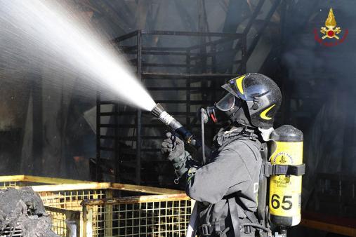 L'incendio in un'azienda di vernici a Dueville