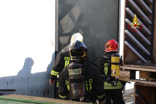 L'incendio in un'azienda di vernici a Dueville