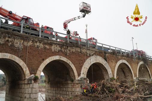 I Vigili del fuoco liberano il fiume Calore