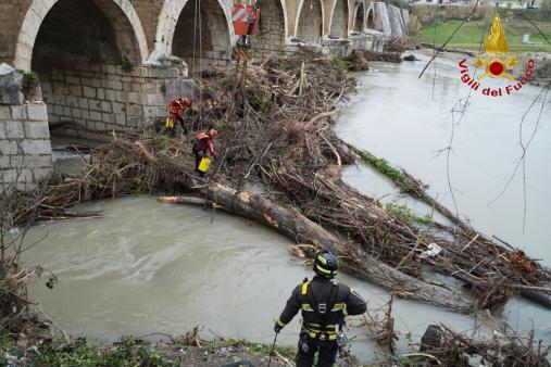 I Vigili del fuoco liberano il fiume Calore