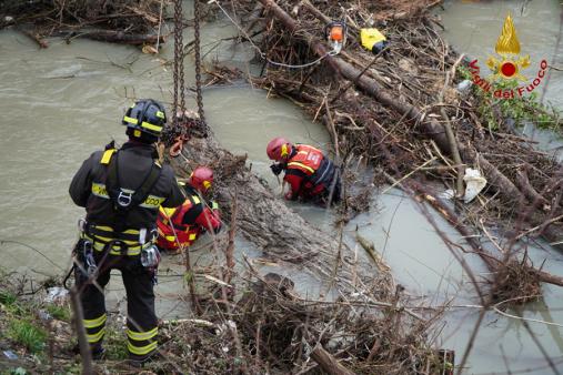 I Vigili del fuoco liberano il fiume Calore