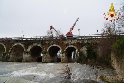 I Vigili del fuoco liberano il fiume Calore