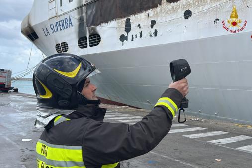 Incendio traghetto nel porto di Palermo: proseguono le operazioni di monitoraggio e raffreddamento