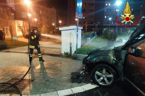 L'auto a fuoco in via Gramsci a Terni