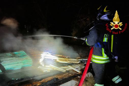 Il garage in fiamme a Morgnano