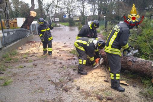 Forlì-Cesena, Vigili del fuoco a lavoro per il maltempo che ha colpito la provincia