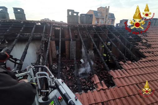 Incendio tetto a Rho