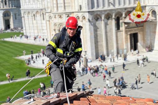 Pisa, i Vigili del fuoco monitorano il complesso monumentale di piazza dei Miracoli