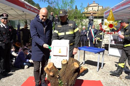 Il Sottosegretario di Stato Emanuele Prisco alla cerimonia per la posa della prima pietra della nuova sede del distaccamento dei Vigili del Fuoco di Todi