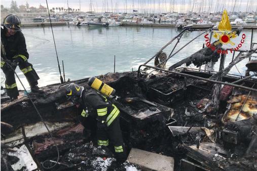 Ragusa, catamarano distrutto dalle fiamme. Sul posto i Vigili del fuoco