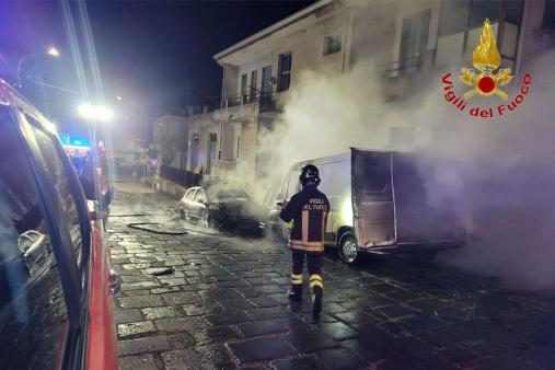 Ragusa, auto in fiamme nella notte a Giarratana