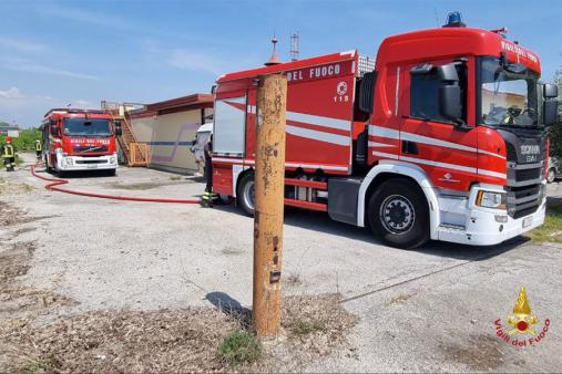 Udine, tranciano un tubo di gas metano durante i lavori di scavo: Vigili del fuoco sul posto