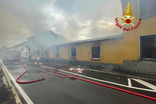 Milano, fabbrica cartiera devastata dalle fiamme a Sant'Ilario