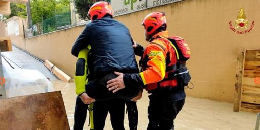 Maltempo Emilia Romagna e Marche, prosegue l'impegno dei Vigili del fuoco
