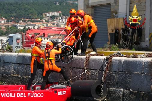 Trieste, esercitazione di soccorso acquatico nel Porto Vecchio