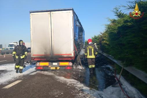 Verona, autoarticolato in fiamme in A4 tra Sommacampagna e Peschiera del Garda