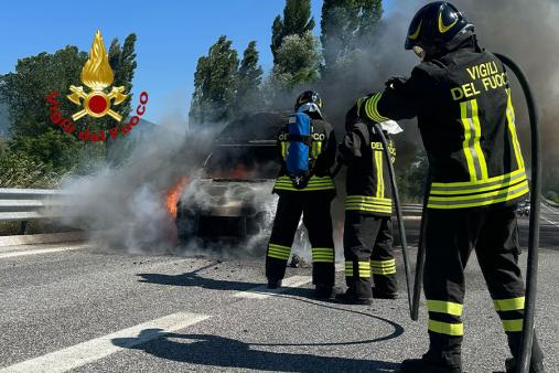 Perugia, furgone prende fuoco sulla Flaminia Nuova