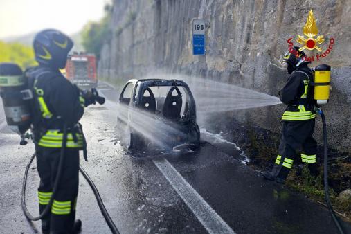 Forlì-Cesena, auto avvolta dalle fiamme in E45: chiusa la superstrada