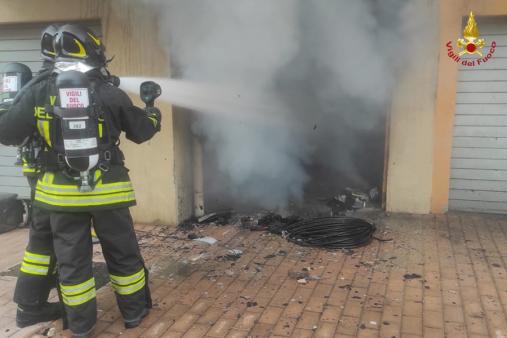 L'incendio nel garage di via Corinaldo ad Ancona