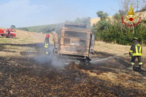 La rotoimballatrice in fiamme a Jesi