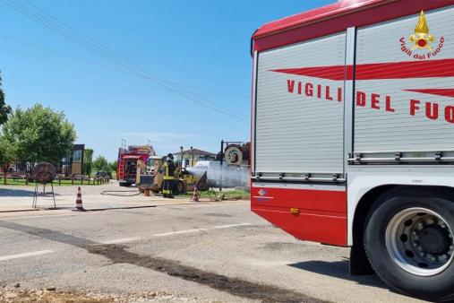 Udine, si rompe un tubo del gas durante i lavori stradali: intervengono i Vigili del fuoco
